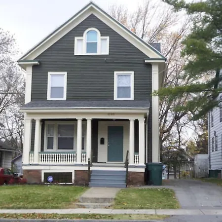 Simple Private Room In Shared Home Near College Town - Minutes To Strong